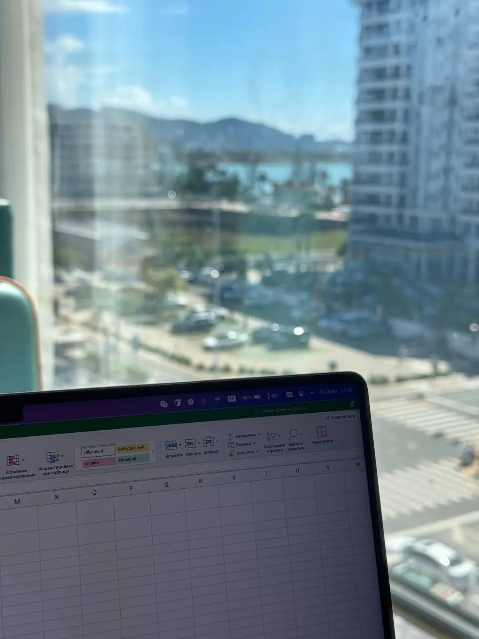 Никакого work-life balance. Я работаю в отпуске, и это лучшее решение года
Сижу в кафе у моря, просматриваю рекламные кампании клиентов и понимаю – это лучший «отпуск» в моей жизни | Сетка — социальная сеть от hh.ru
