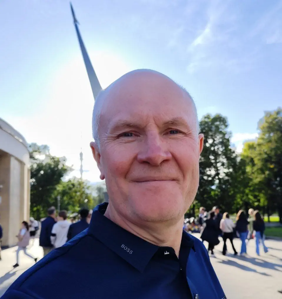 Чувства — это про «размеренно».  
Вальс, а не хип-хоп. 
Закат, а не вспышка. 
Утренний кофе с ароматом, который не торопится — он просто есть. 
Вы смотрите в окно. Делаете глоток. И вдруг — мурашки | Сетка — социальная сеть от hh.ru