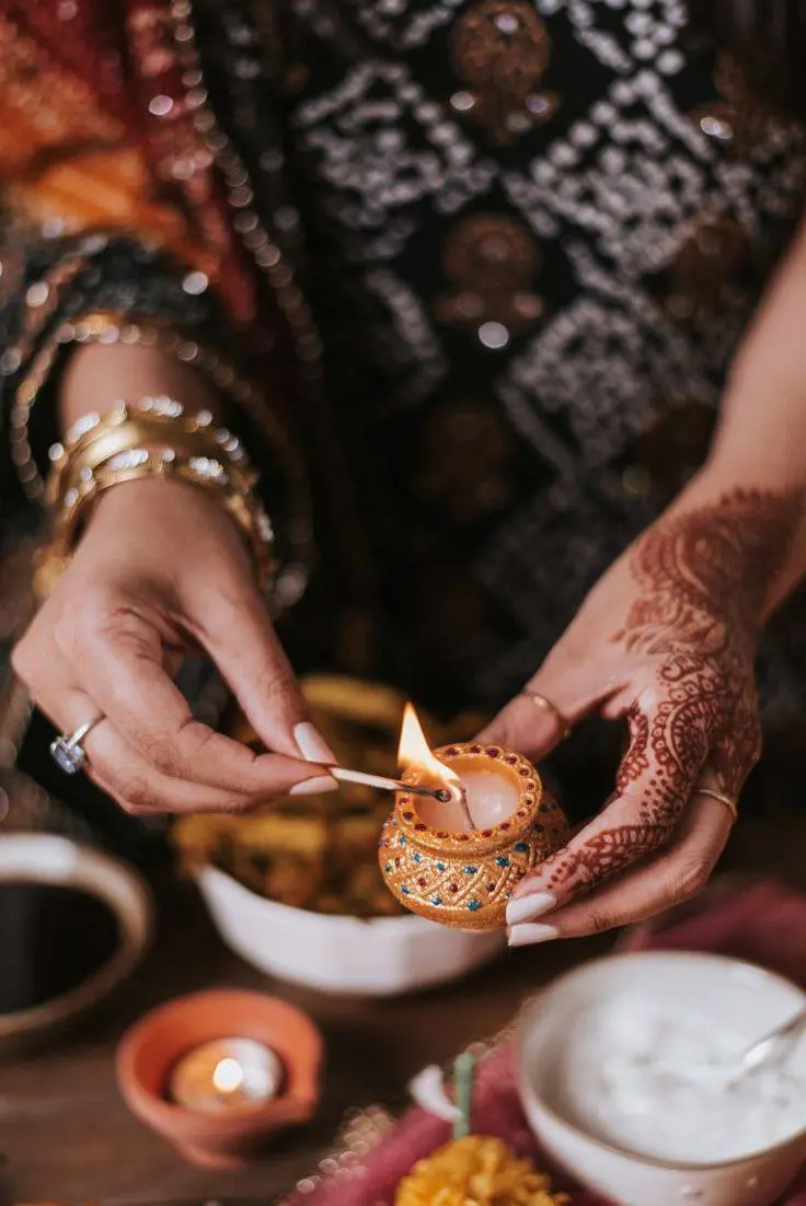 🔥Индийский фестиваль огней Diwali
25 и 26 октября
В программе:
⭕️театр и рисование хной
⭕️танцы индийских артистов
⭕️танцевальные МК
⭕️создание мандал
⭕️угощения сладостями
⭕️индийская ярмарка
Подробн... | Сетка — социальная сеть от hh.ru