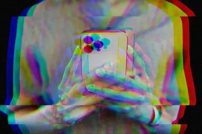 🧠 Когда всё фейк — зачем соцсети?
Соцсети превращаются в пространство, где невозможно отличить реальность от вымысла | Сетка — социальная сеть от hh.ru