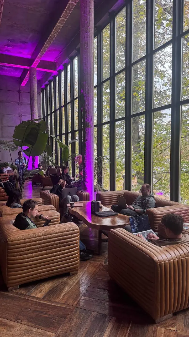 Побывал на Avito Tech Conf — и это было сильно.
День прошёл в плотных разговорах с топ-экспертами, обсуждениях, где каждый говорит из реального опыта | Сетка — социальная сеть от hh.ru