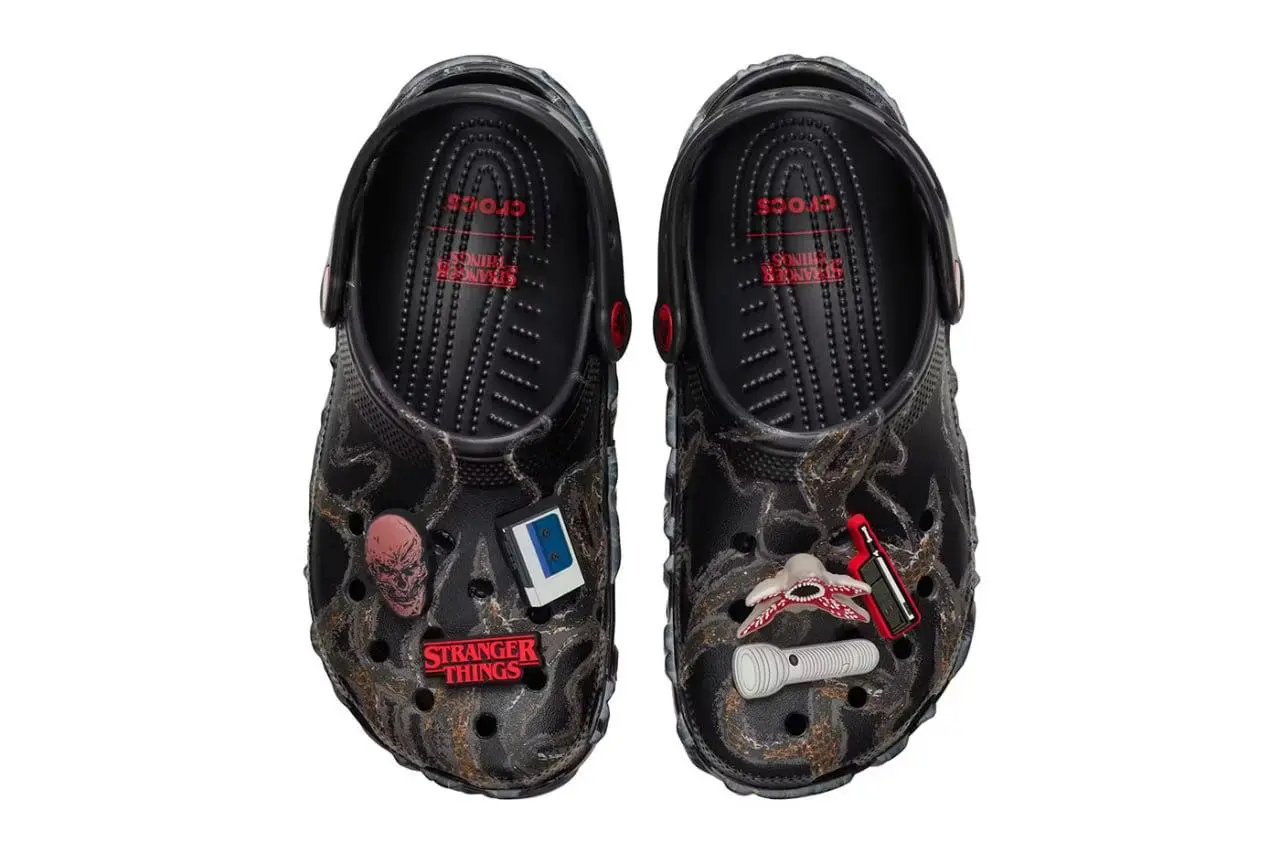 Очень странные Crocs
Бренд сделал коллаборацию к новому сезону «Очень странных дел». В коллекции — две пары | Сетка — социальная сеть от hh.ru