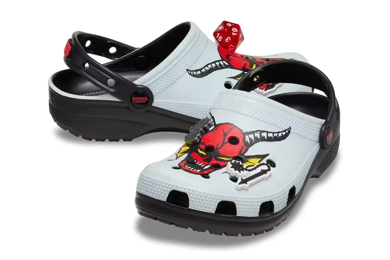 Очень странные Crocs
Бренд сделал коллаборацию к новому сезону «Очень странных дел». В коллекции — две пары | Сетка — социальная сеть от hh.ru