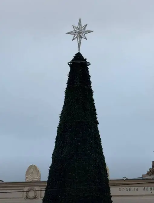 🎄У входа в парк Горького уже установили новогоднюю ёлку
До праздников остаётся 72 дня — Москва потихоньку начинает готовиться к зимней сказке
Ждете Новый Год?
❤️ — Да
😁 — Нет
📲Подпишитесь на Вдвижении... | Сетка — социальная сеть от hh.ru