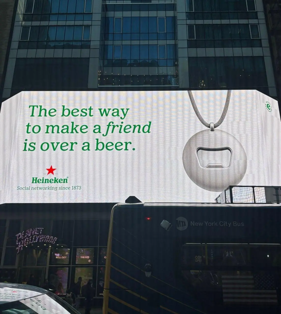 Лучшая наружка в Нью-Йорке от Heineken. Лозунг очень простой, буквально трюизм, но как же он попадает в нерв: «Лучший способ завести друга — за пивом» | Сетка — социальная сеть от hh.ru