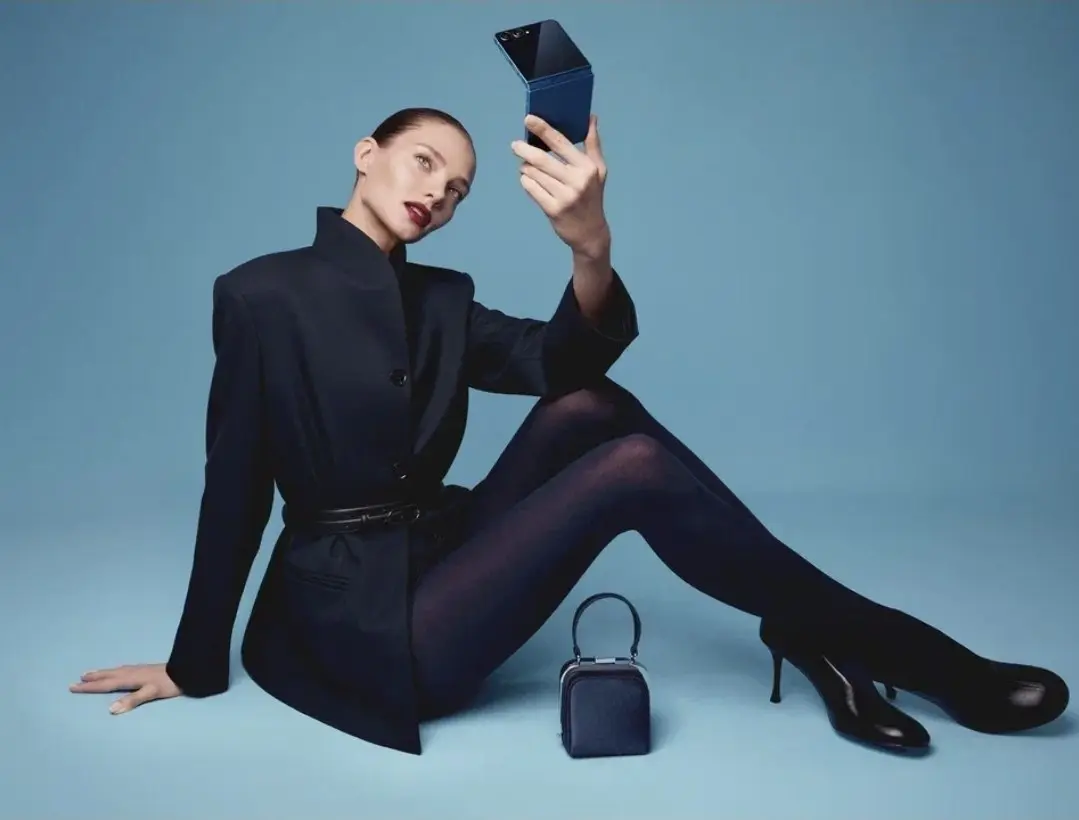 2MOOD х Galaxystore: лимитированный сет The Blue Edition🌛
Инновационный акцент вашего образа
2MOOD удачно вдохновились цветом нового Samsung Galaxy Z Flip7 и совместно с сетью фирменных салонов Samsun... | Сетка — социальная сеть от hh.ru