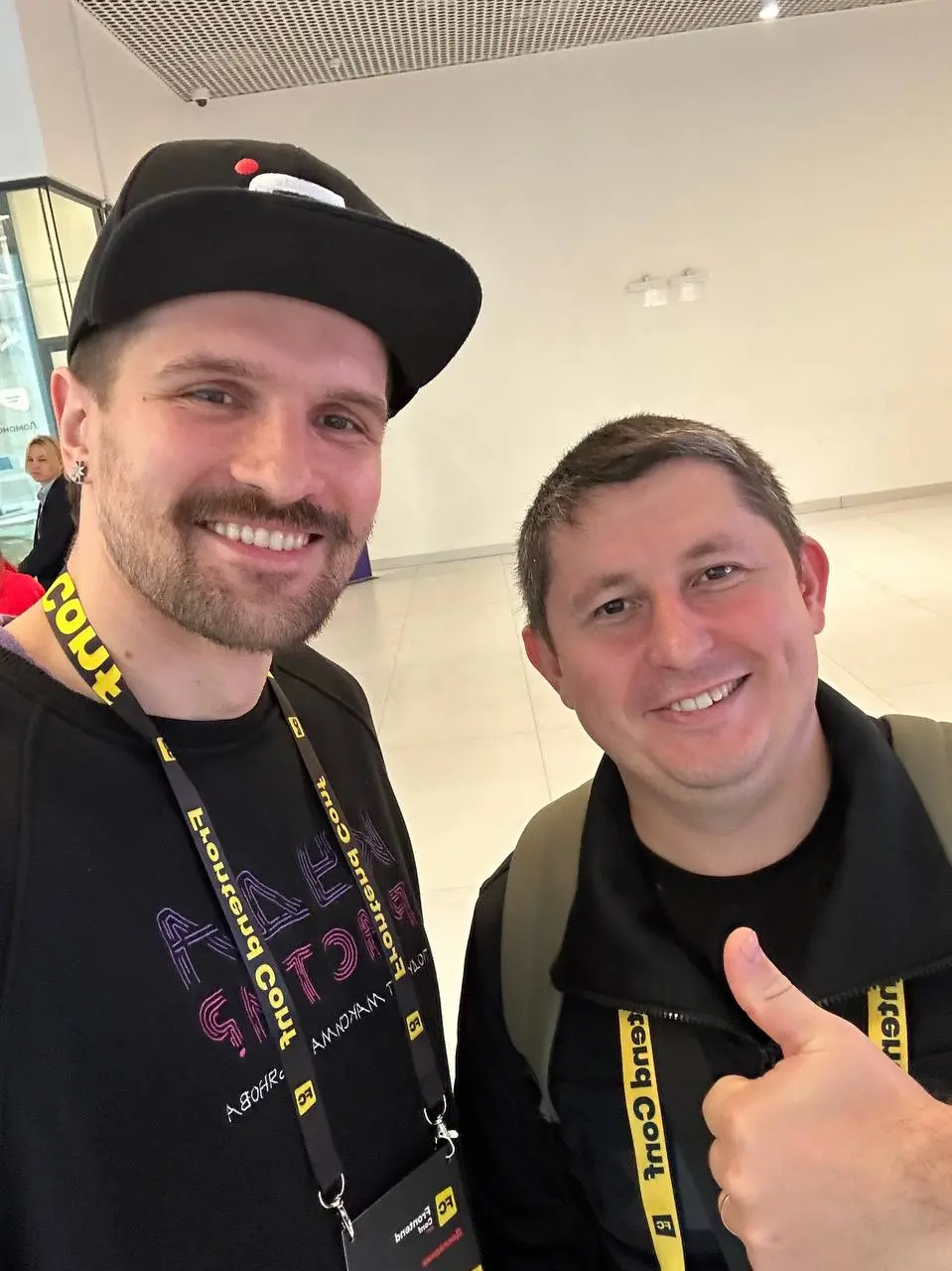 Первый день FrontendConf’25 закончился! Прошло продуктивно, я сегодня выступал на 2-х сценах: в небольшом, но полном, зале рассказывал про BFF и на Fail-митапе поделился своей историей факапа еще из в... | Сетка — социальная сеть от hh.ru