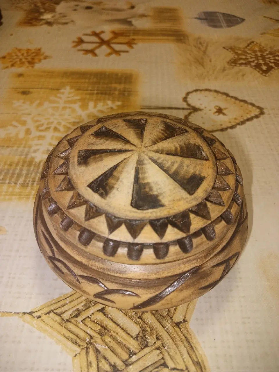 Доброго всем утра!
Сделал на заказ солонку.
Липовая заготовка фирмы Татьяна. Морилка "шоколад", акриловый матовый лак, северные мотивы.
#хобби #солонка #резьба | Сетка — социальная сеть от hh.ru