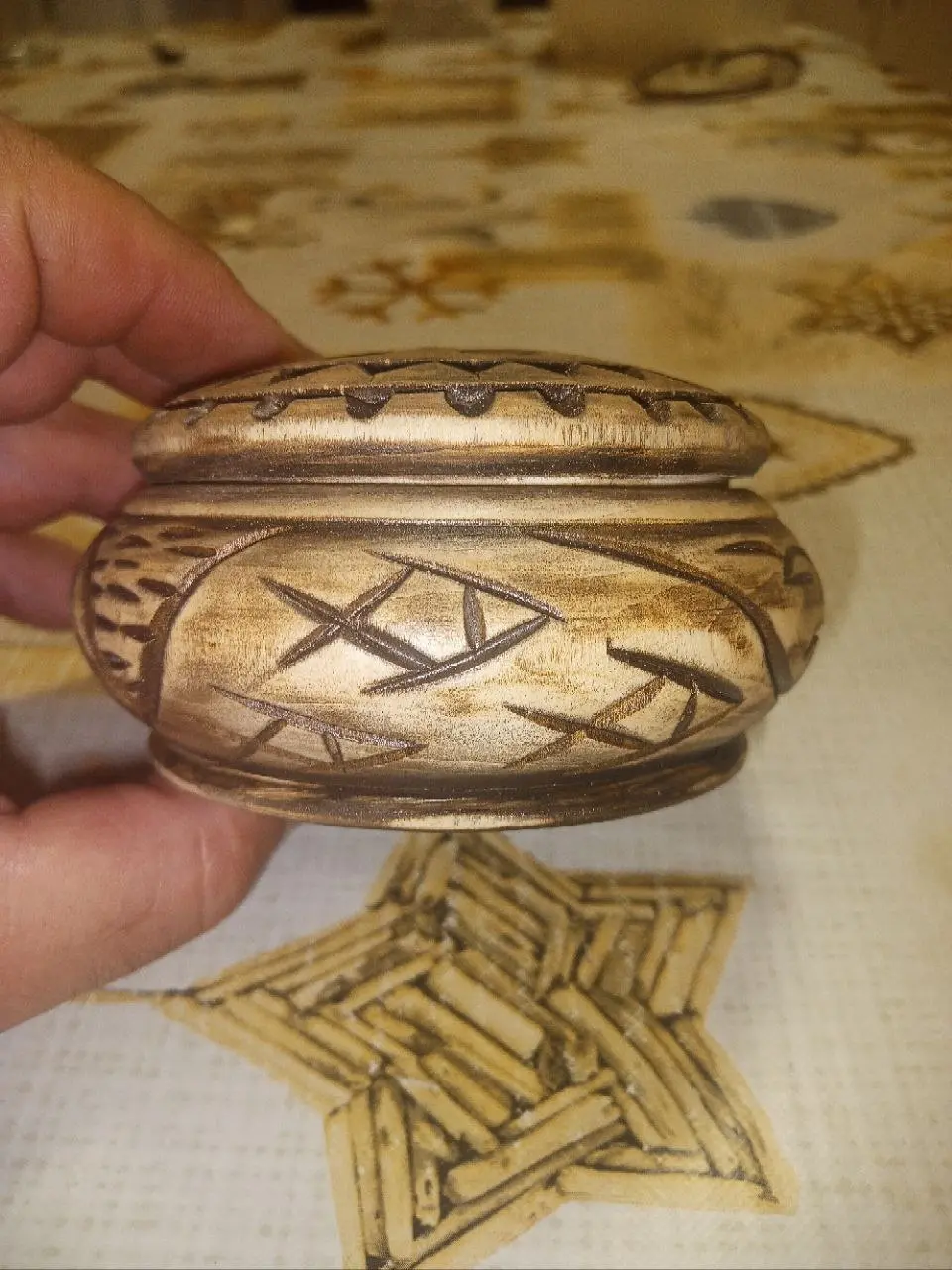 Доброго всем утра!
Сделал на заказ солонку.
Липовая заготовка фирмы Татьяна. Морилка "шоколад", акриловый матовый лак, северные мотивы.
#хобби #солонка #резьба | Сетка — социальная сеть от hh.ru