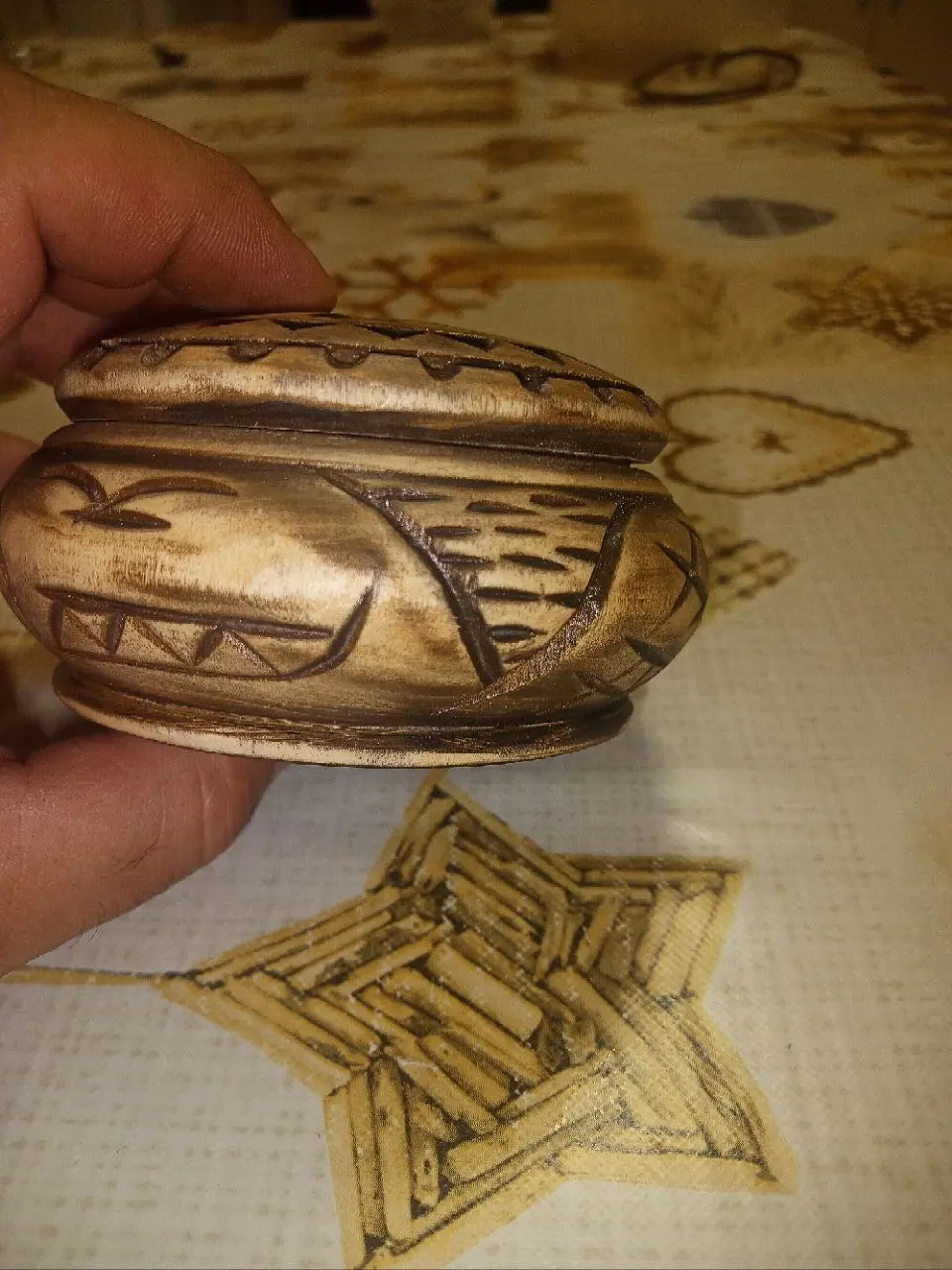 Доброго всем утра!
Сделал на заказ солонку.
Липовая заготовка фирмы Татьяна. Морилка "шоколад", акриловый матовый лак, северные мотивы.
#хобби #солонка #резьба | Сетка — социальная сеть от hh.ru