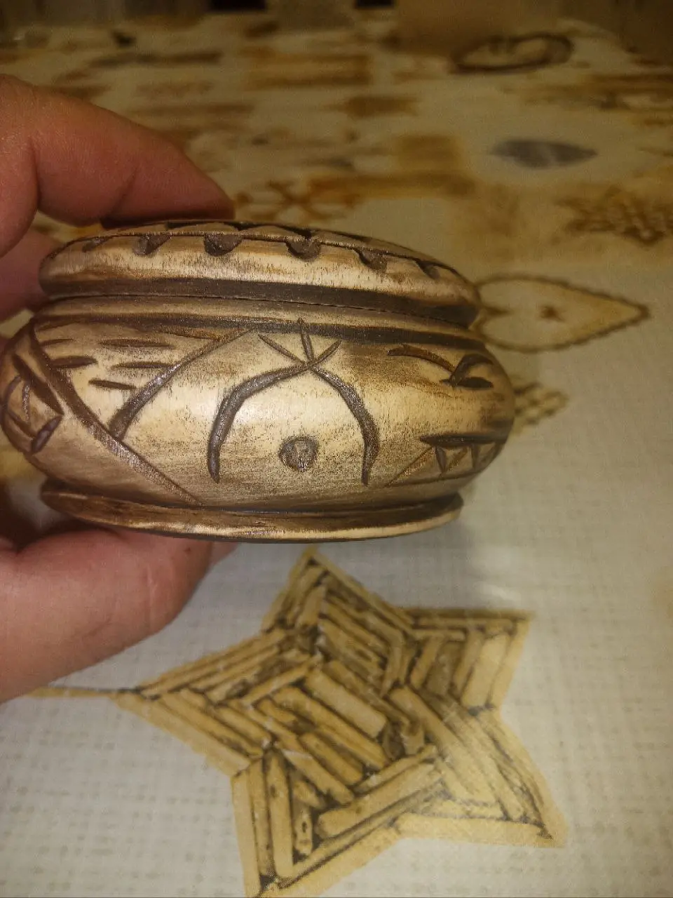 Доброго всем утра!
Сделал на заказ солонку.
Липовая заготовка фирмы Татьяна. Морилка "шоколад", акриловый матовый лак, северные мотивы.
#хобби #солонка #резьба | Сетка — социальная сеть от hh.ru