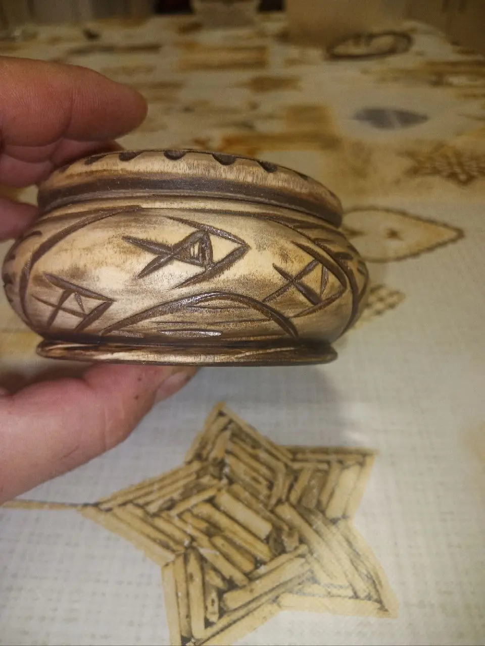 Доброго всем утра!
Сделал на заказ солонку.
Липовая заготовка фирмы Татьяна. Морилка "шоколад", акриловый матовый лак, северные мотивы.
#хобби #солонка #резьба | Сетка — социальная сеть от hh.ru