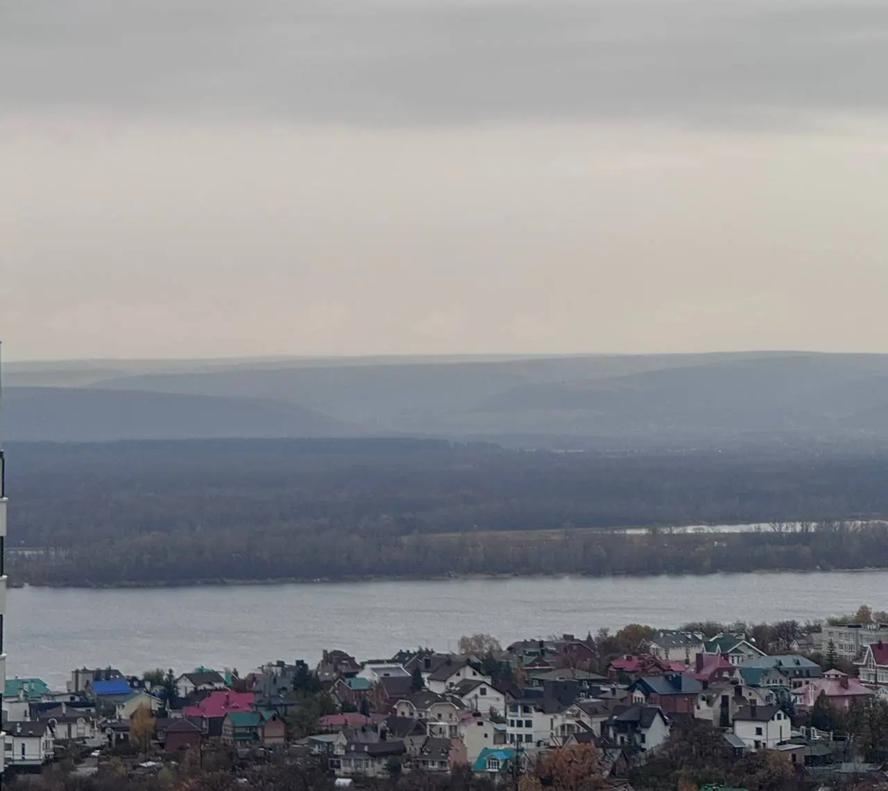 Наконец-то вернулся к себе на базу. В свою прекрасную обитель.
Смотрю в окно — а там осенняя хтонь. Такая прям красивая.
Деревья уже почти все скинули листву. Воздух — свежий, плотный, пахнет октябрём | Сетка — социальная сеть от hh.ru