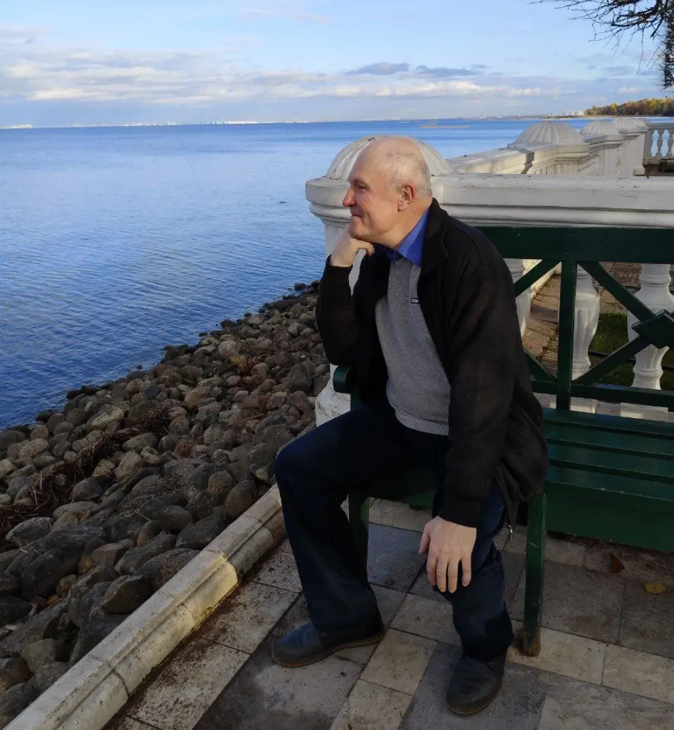 Какой путь выбрать душе?  
Мы часто думаем, что перед нами — два варианта: 
либо свет, либо тьма. 
Либо «духовность», либо «материальное». 
Либо отречься от мира, либо поглотиться им | Сетка — социальная сеть от hh.ru