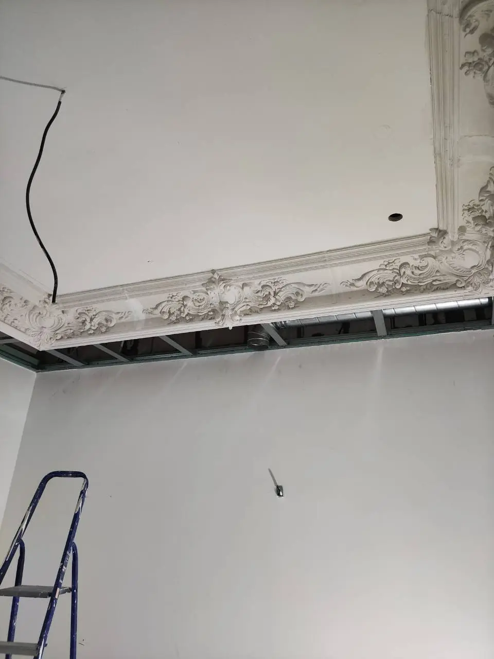 🏛 Вдохновляемся классикой — создаём современную роскошь
Мы приступили к монтажу потолочных и настенных багетов в венецианском стиле 💎
Каждая деталь — это точность, аккуратность и уважение к архитектур... | Сетка — социальная сеть от hh.ru