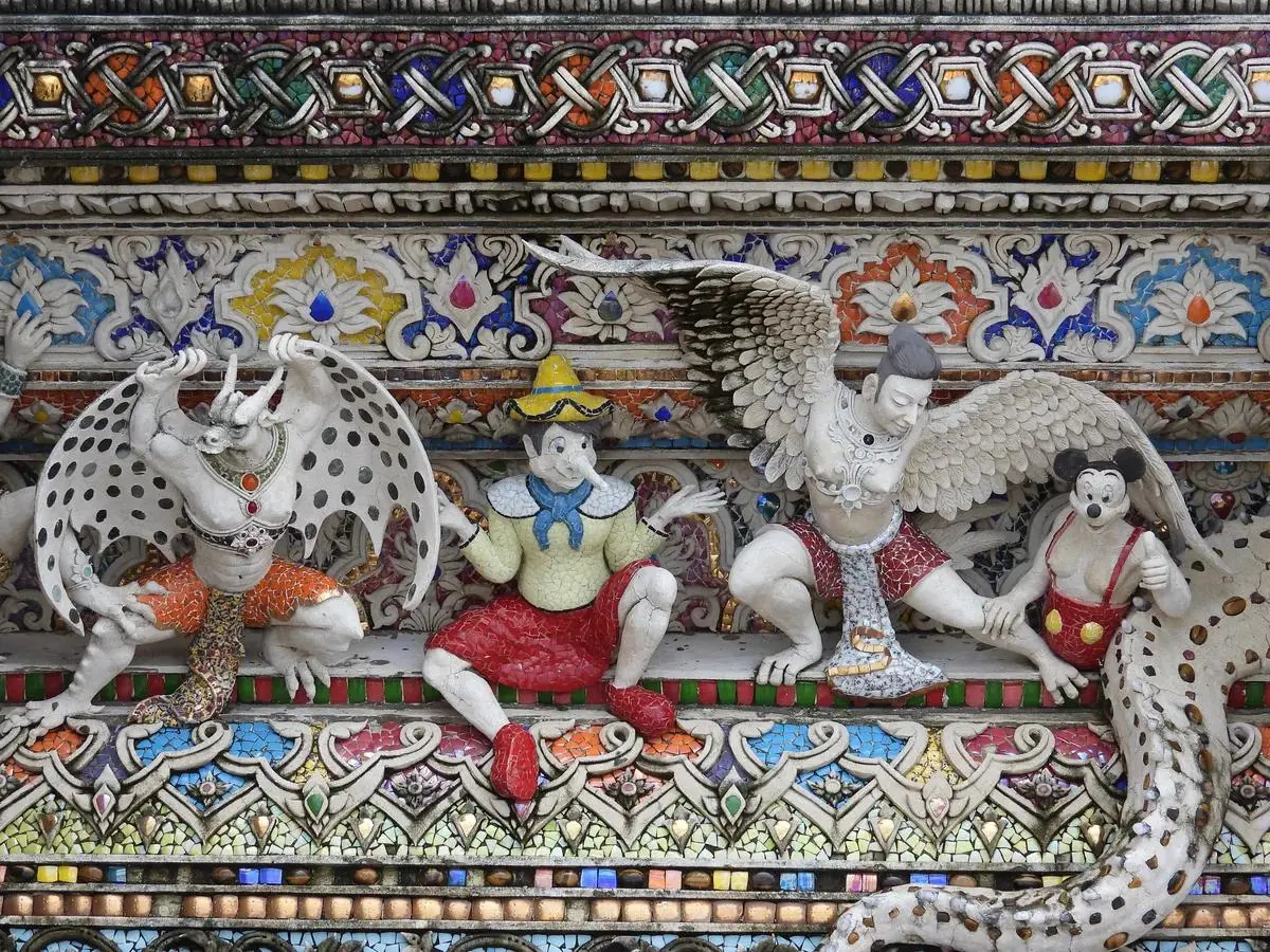 Кролик с селфи-палкой, Супермен, Пикачу, Пиноккио, непохожий на себя Дэвид Бекхэм и Микки Маус с женской грудью – изображениями этих персонажей украшен храм Ват Париват Ратчасонгкрам в Бангкоке | Сетка — социальная сеть от hh.ru