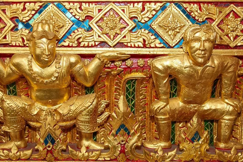 Кролик с селфи-палкой, Супермен, Пикачу, Пиноккио, непохожий на себя Дэвид Бекхэм и Микки Маус с женской грудью – изображениями этих персонажей украшен храм Ват Париват Ратчасонгкрам в Бангкоке | Сетка — социальная сеть от hh.ru