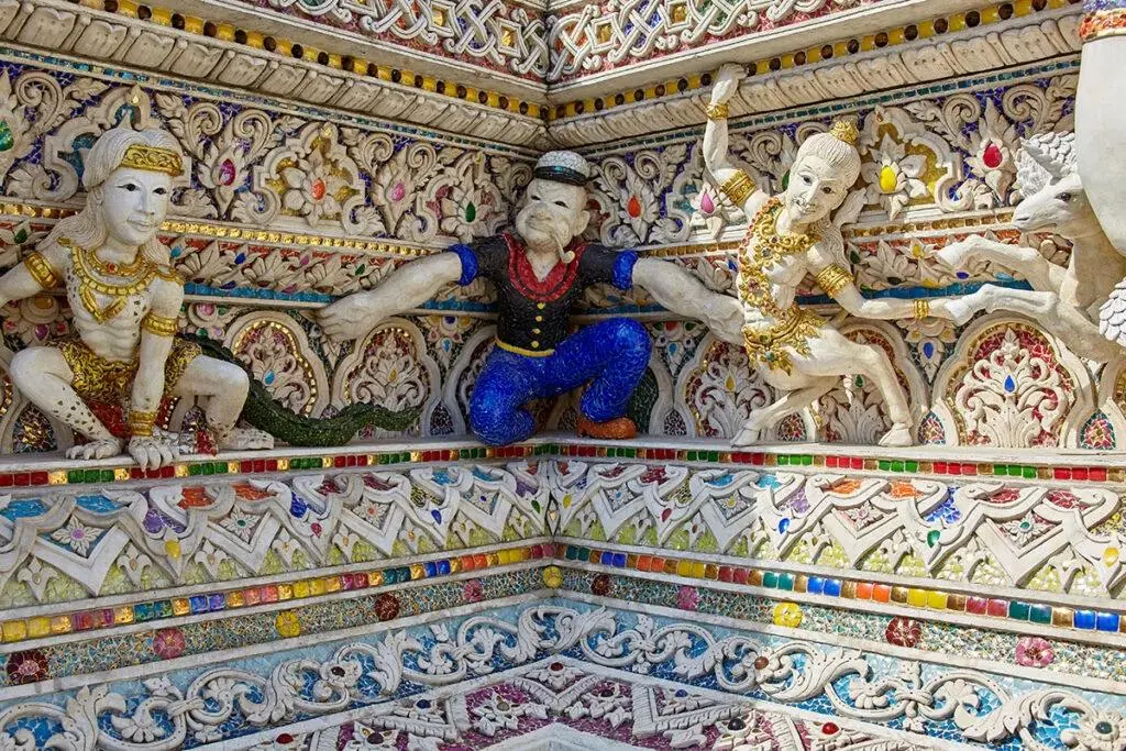 Кролик с селфи-палкой, Супермен, Пикачу, Пиноккио, непохожий на себя Дэвид Бекхэм и Микки Маус с женской грудью – изображениями этих персонажей украшен храм Ват Париват Ратчасонгкрам в Бангкоке | Сетка — социальная сеть от hh.ru