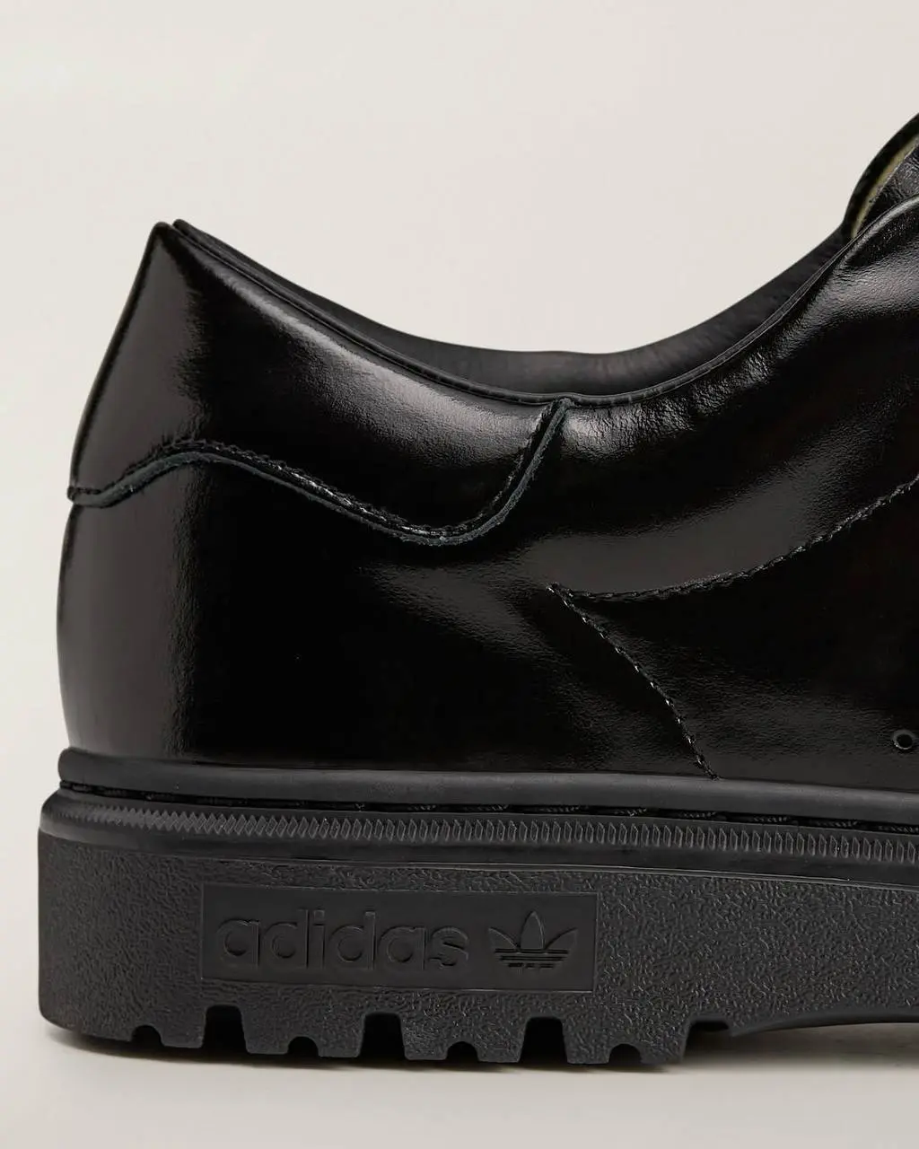 Adidas планирует дропнуть ботинки СПАНЧ БОБА. Это не шутка, бренд вдохновился мультом, взял модель Stan Smith Freizeit за основу и состряпал мультяшную обувь Губки Боба | Сетка — социальная сеть от hh.ru