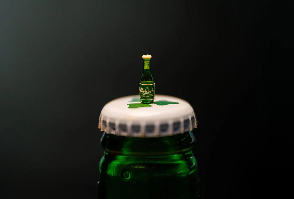 Carlsberg выпустил самое маленькое в мире пиво, да ещё и безалкогольное! Это бутылочка высотой 12 миллиметров и вмещающая 0,05 миллилитра, буквально одна капля | Сетка — социальная сеть от hh.ru