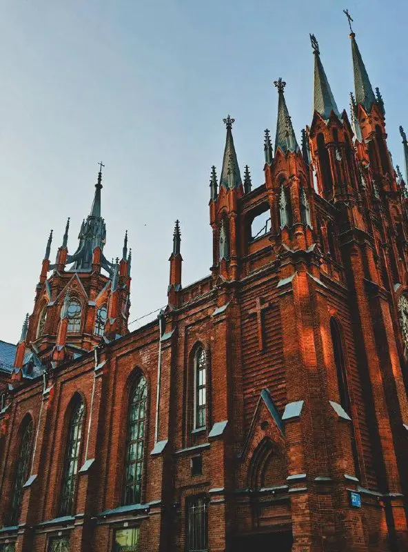 ⛪️ Красивый Собор в стиле готики
Действующий католический собор на Малой Грузинской - произведение готической архитектуры
❗️Интересный факт: Собор действует не только как храм, но и как культурная пло... | Сетка — социальная сеть от hh.ru