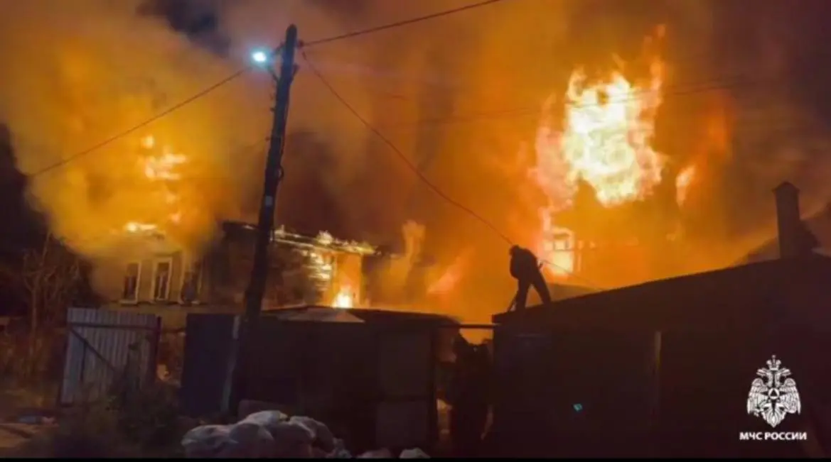 Огонь забрал стены. Но не нашу сталь.
Друзья, у нас новость, от которой сжимается сердце 💔
20.10.25 числа огонь полностью уничтожил нашу старую мастерскую | Сетка — социальная сеть от hh.ru