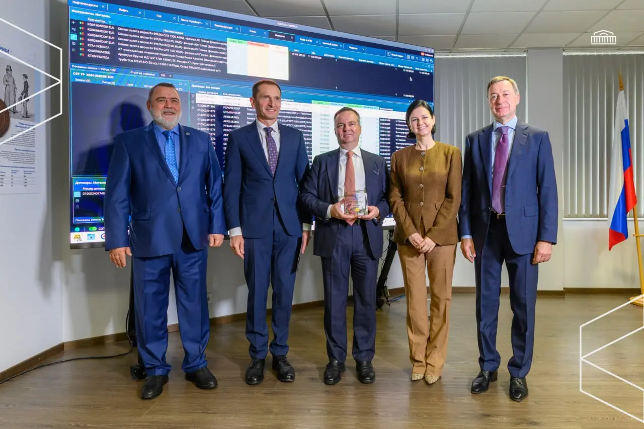 👍 Петербургская Биржа запустила торги физическим золотом
20 октября в центральном офисе Петербургской Биржи состоялась торжественная церемония запуска биржевых торгов физическим золотом | Сетка — социальная сеть от hh.ru