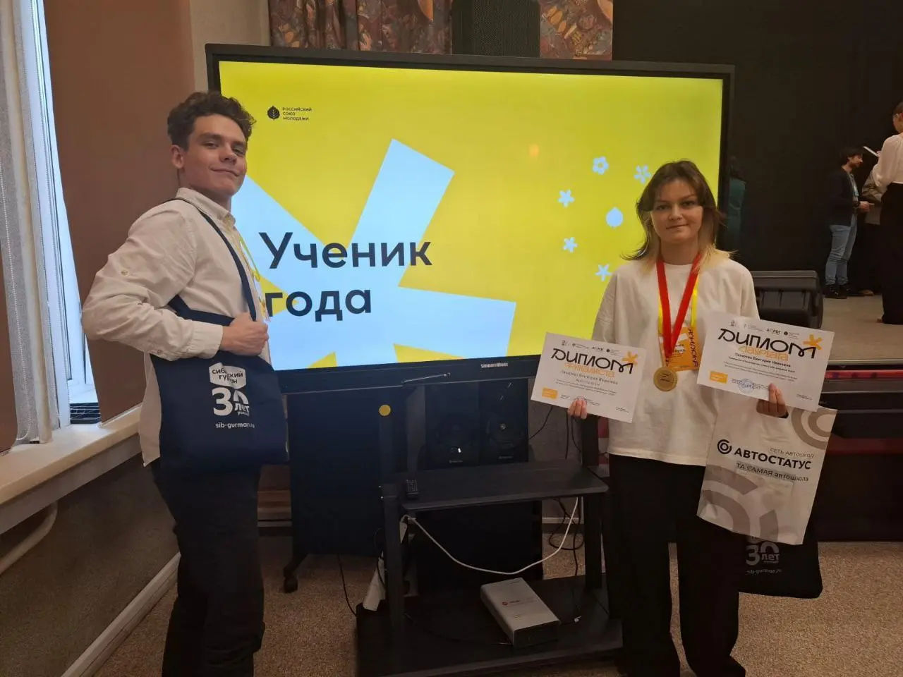 «Сибирский Гурман» поддержал конкурс «Ученик года - 2025» 🎓
В этом году прошел юбилейный V Региональный конкурс обучающихся общеобразовательных организаций Новосибирской области «Ученик года – 2025» | Сетка — социальная сеть от hh.ru