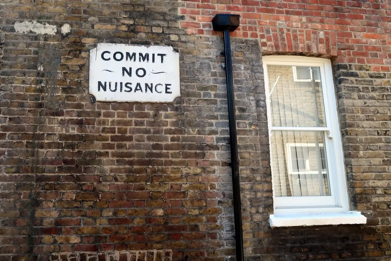 Продолжаем рубрику забавных, интересных, бессмысленных и беспощадных фактов из английского языка. И сегодня посмотрим на вот такие знаки "Commit no nuisance" | Сетка — социальная сеть от hh.ru