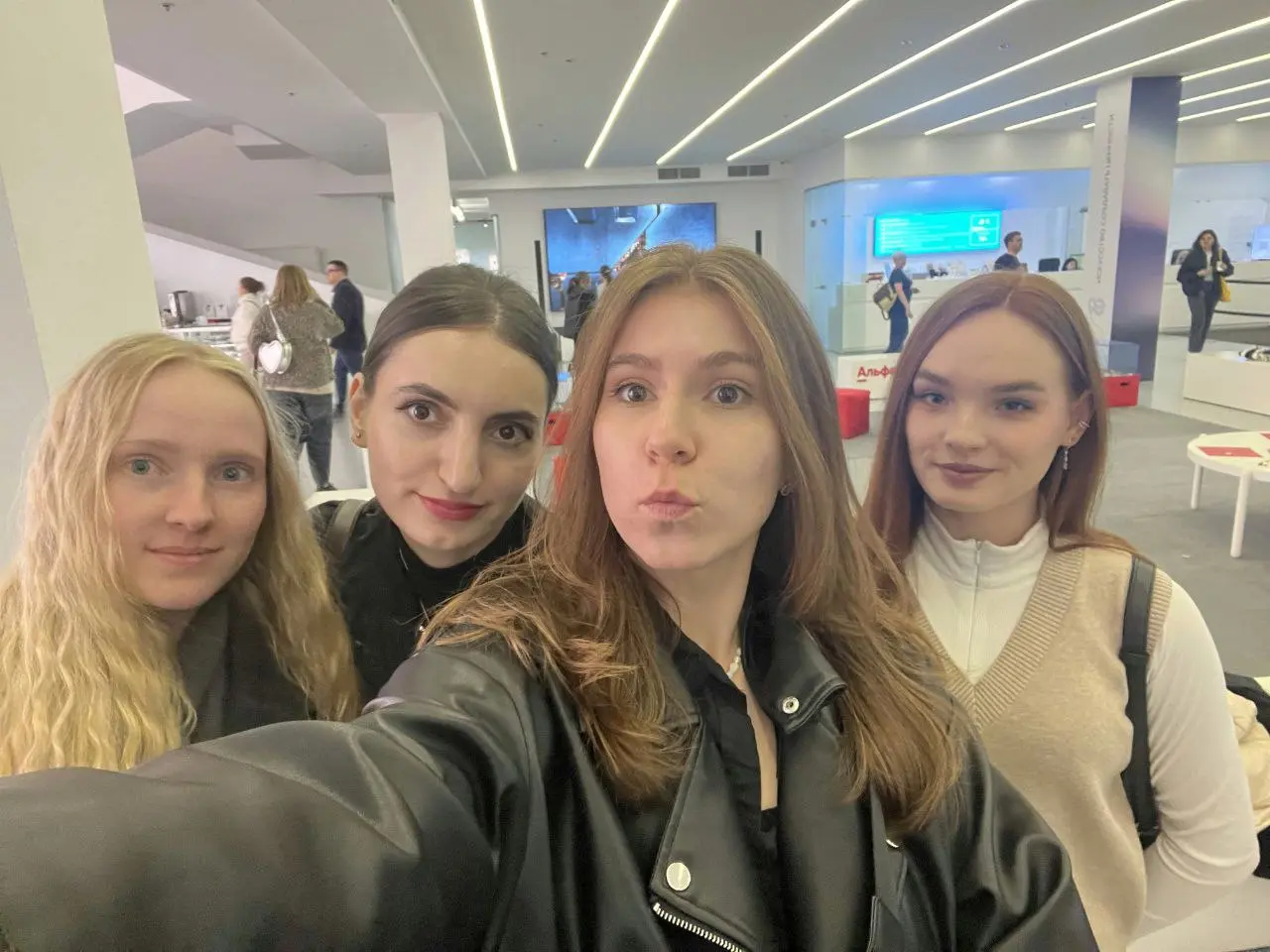 🖤Началась учеба, 3 курс. В этом году мы глубже изучаем дизайн-стратегию и тонкости брендинга.
В этом семестре я буду делать ребрендинг Московского планетария | Сетка — социальная сеть от hh.ru