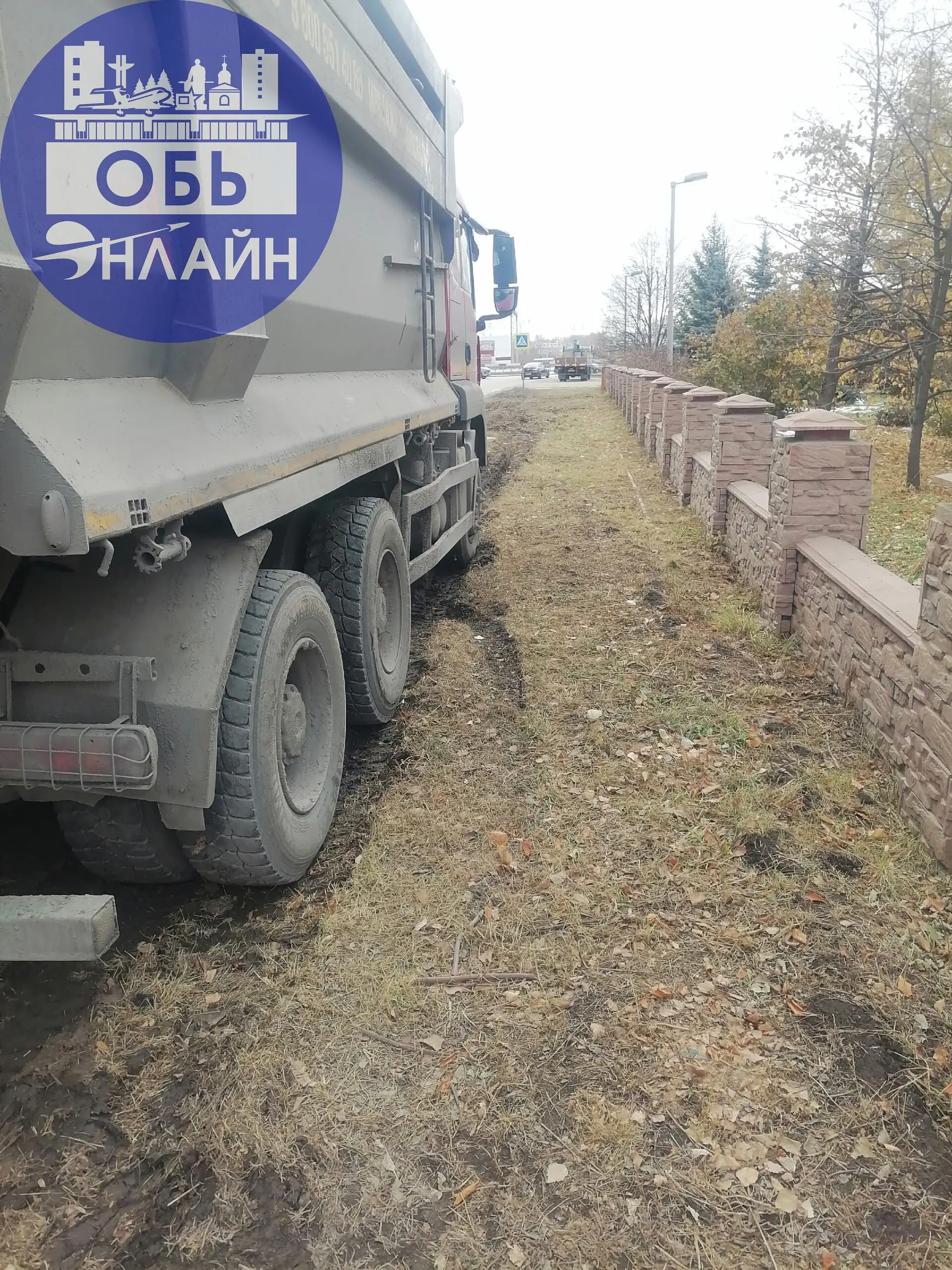 ↗ Здравствуйте. Очень возмущен данной ситуацией. Варварски разрушен газон в центре нашего города | Сетка — социальная сеть от hh.ru