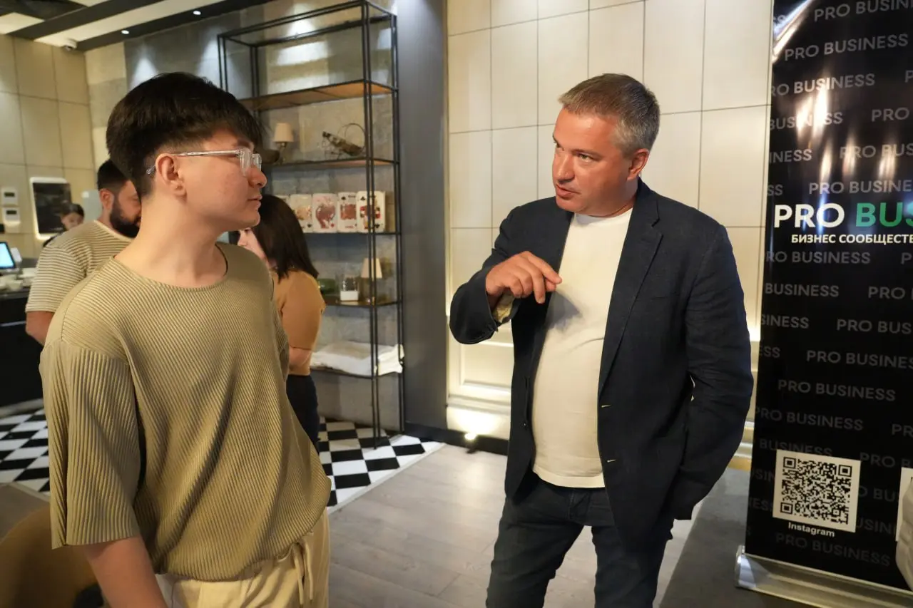 🐗 Что ж, наши фаундеры свалили в Узбекистан, поэтому я могу пошалить немного. А что они мне сделают? Я в другой стране.
Они попросили сделать пост про их крутой нетворк на конференциях | Сетка — социальная сеть от hh.ru