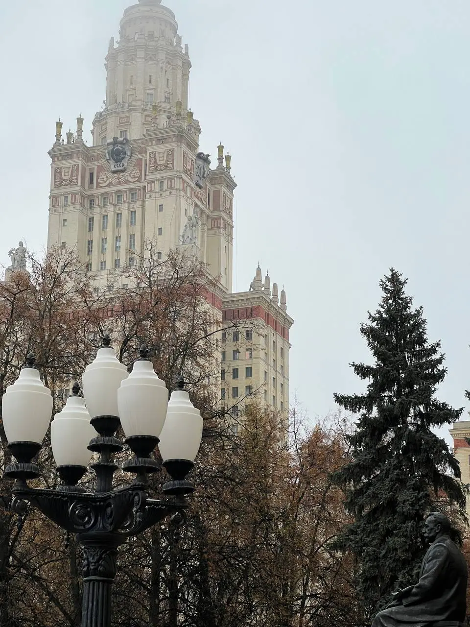 МГУ великолепен
внутри некоторые факультеты похожи на части дворцов
просто вау! | Сетка — социальная сеть от hh.ru