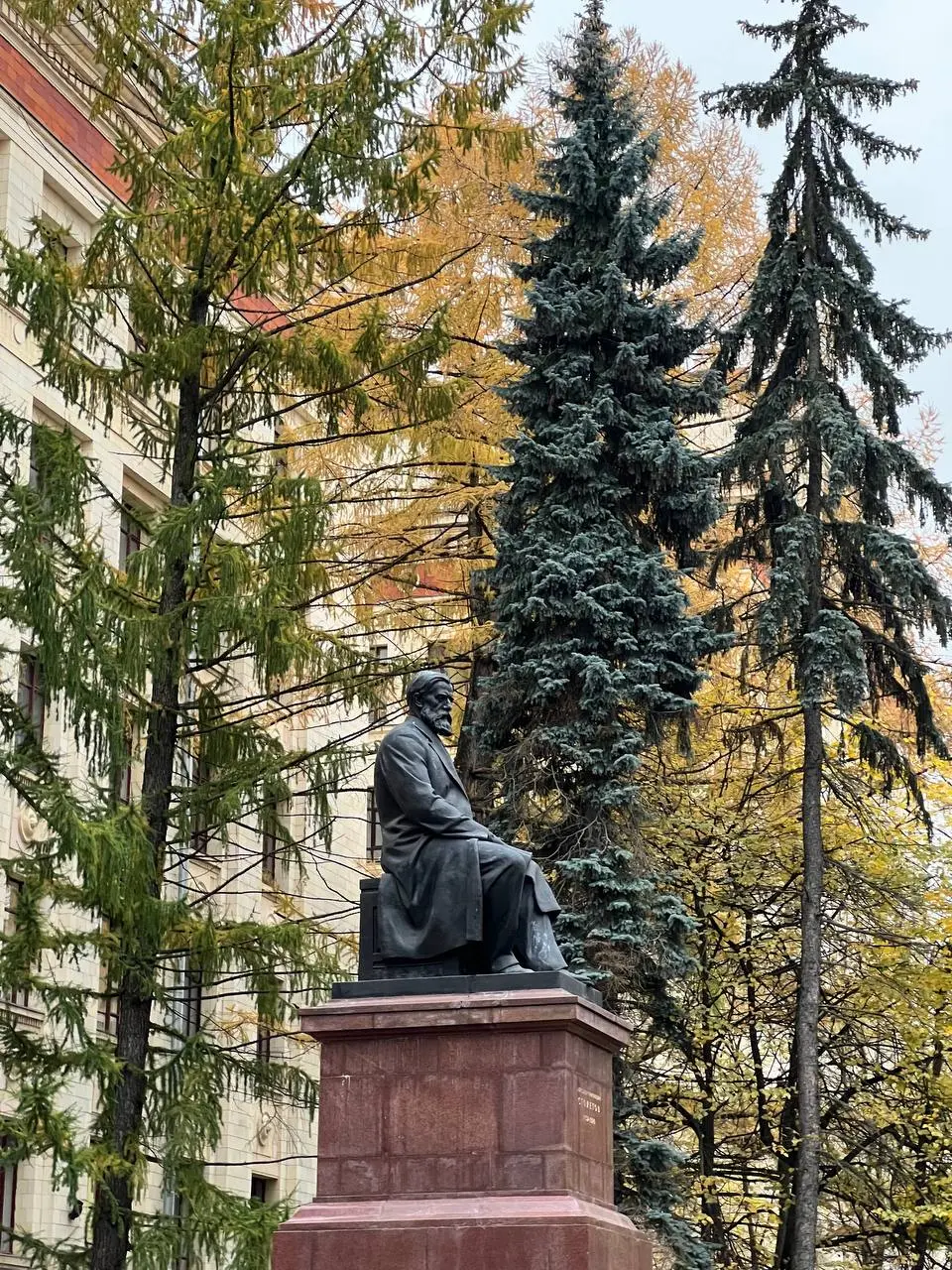 МГУ великолепен
внутри некоторые факультеты похожи на части дворцов
просто вау! | Сетка — социальная сеть от hh.ru