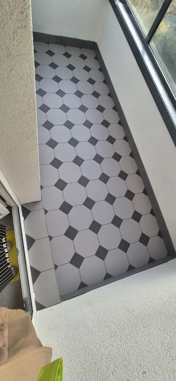 Наняли строителей... И что получили
Всем привет! Сегодня про #личноеотличное. История дня, которая, мне показалась интересным кейсом.
Наш ремонт таки стартовал. И начали с плитки на балконе | Сетка — социальная сеть от hh.ru