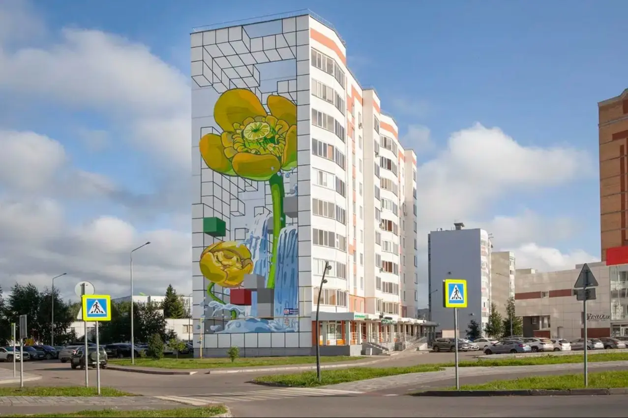 В Нижнекамске реализован крупнейший в городе паблик-арт проект с элементами AR.
На фасадах жилых домов проспекта Шинников появился монументальный полиптих из четырёх муралов | Сетка — социальная сеть от hh.ru