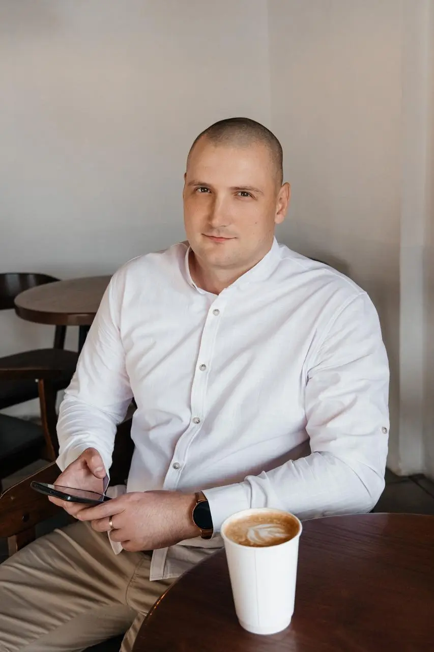 Привет! Меня зовут Юрий, я основатель Skillinked 👋
Я работаю в IT уже больше десяти лет.
Решил начать наше знакомство не с регалий и должностей, а с того, как всё было в самом начале | Сетка — социальная сеть от hh.ru