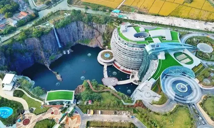 Новое «чудо света» от Китая
Китайцы построили «Intercontinental Shanghai Wonderland» — отель, уходящий на 88 метров под землю, прямо на месте старого каменного карьера
16 этажей из которых 13 — под зе... | Сетка — социальная сеть от hh.ru