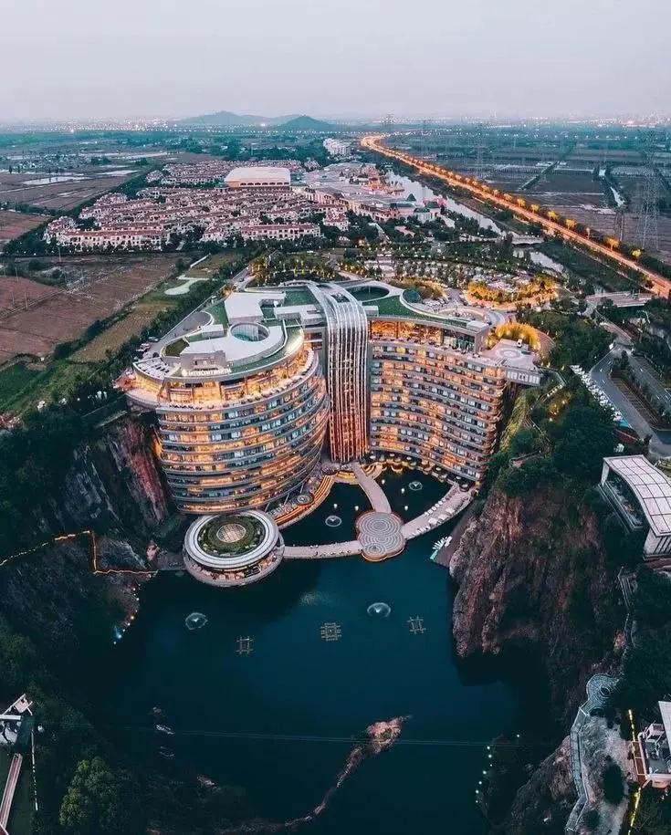 Новое «чудо света» от Китая
Китайцы построили «Intercontinental Shanghai Wonderland» — отель, уходящий на 88 метров под землю, прямо на месте старого каменного карьера
16 этажей из которых 13 — под зе... | Сетка — социальная сеть от hh.ru