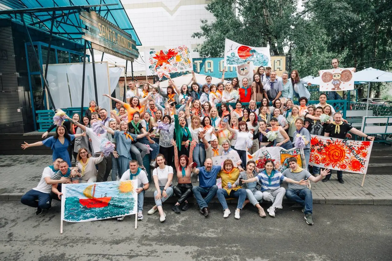 Ироничное возвращение в атмосферу спортивных игр советского времени: пилотки, лозунги, смех и командный драйв. Фестиваль, где сила команды рождается в радости и игре | Сетка — социальная сеть от hh.ru