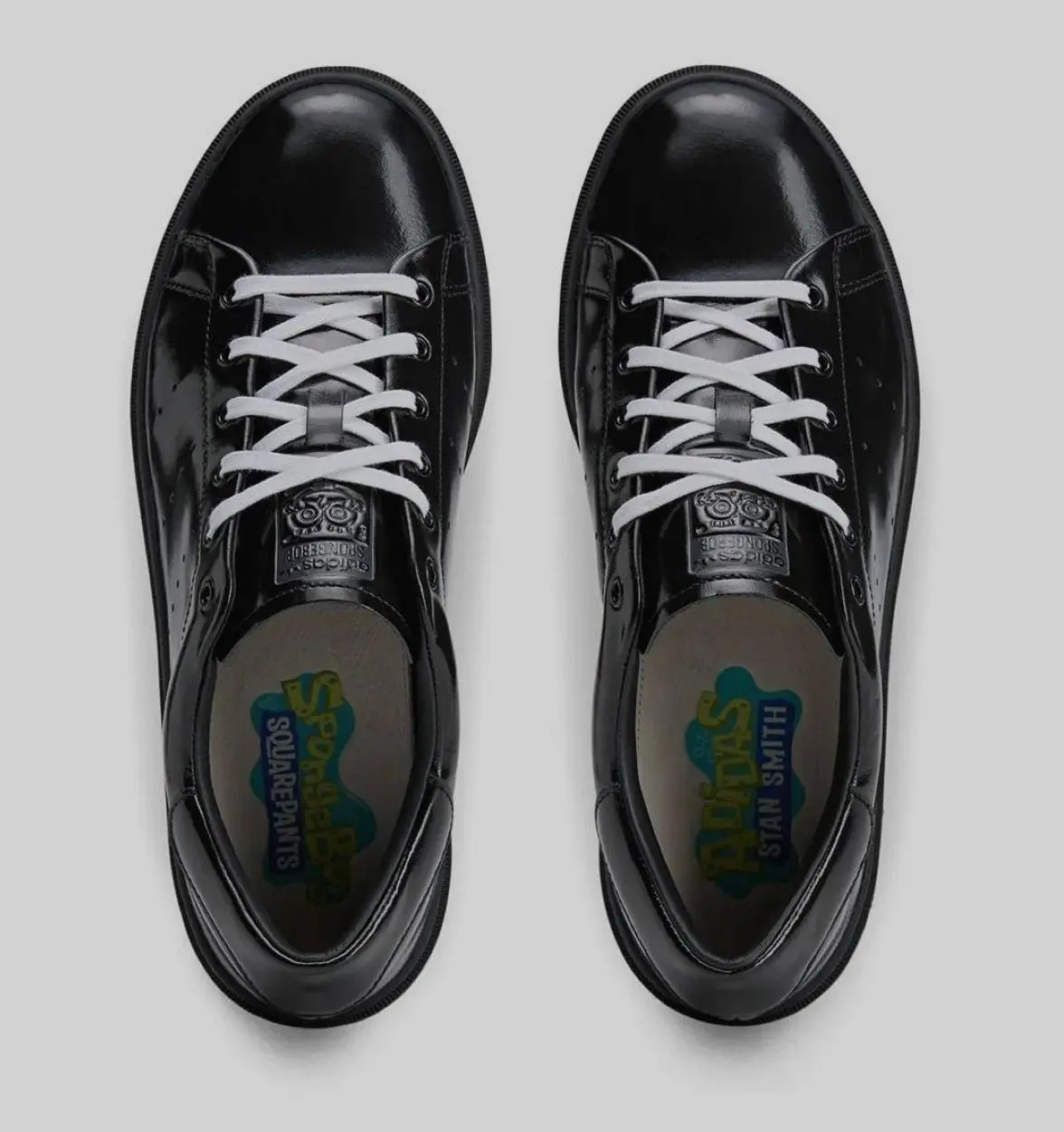 Adidas выпускает Stan Smith в коллаборации с SpongeBob, вдохновлённые рабочей обувью персонажа из Krusty Krab. Модель получила антискользящую подошву и характерные детали, отсылающие к мультфильму | Сетка — социальная сеть от hh.ru