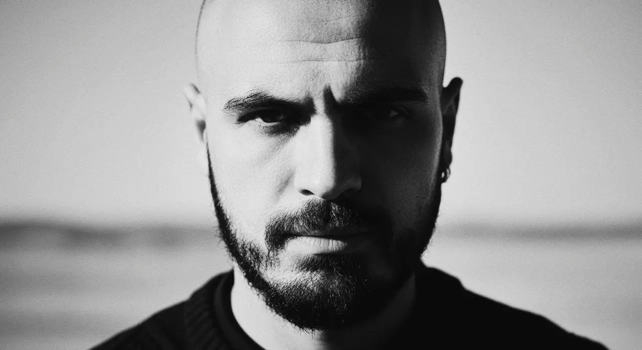 Зацените фотки.
Так. Я вчера насмотрелся инфоциган нейросетевых во всяких соцсетях и... В итоге сам разобрался с ИИ-фотосессиями.
И даже научил прекрасную девушку делать такие фотосессии | Сетка — социальная сеть от hh.ru