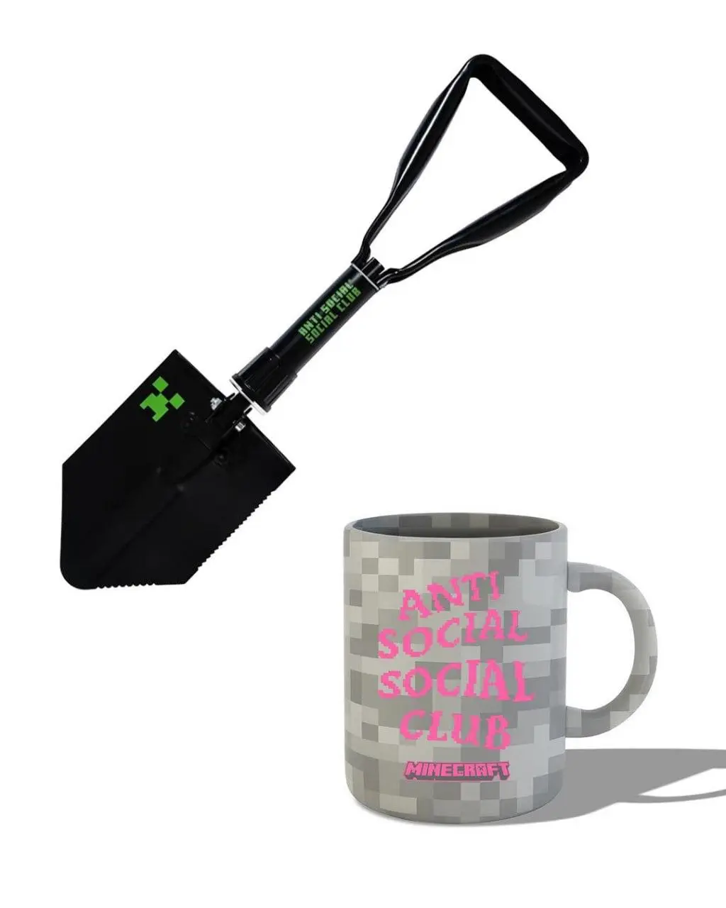 Anti Social Social Club заколлабились с Minecraft. В коллекции — худи, футболки, кепки и аксессуары с узнаваемыми образами из игры: криперы, пиксельные блоки и фирменная цветовая палитра | Сетка — социальная сеть от hh.ru