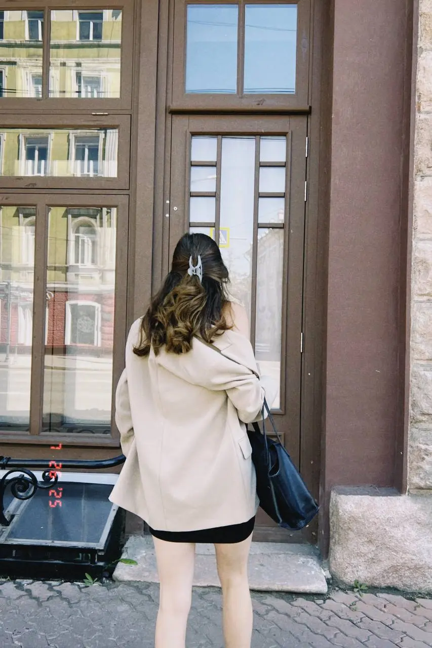 Как сделать фото в стиле пленки за 1 минуту? 📸
Нам понадобится только приложение Dazz Cam
🎞️Нажав в приложении на значок камеры снизу справа, можно поменять камеру, тем самым поменять эффект
Можно дел... | Сетка — социальная сеть от hh.ru