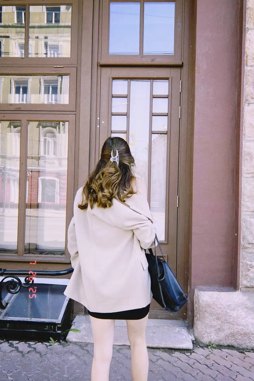 Как сделать фото в стиле пленки за 1 минуту? 📸
Нам понадобится только приложение Dazz Cam
🎞️Нажав в приложении на значок камеры снизу справа, можно поменять камеру, тем самым поменять эффект
Можно дел... | Сетка — социальная сеть от hh.ru