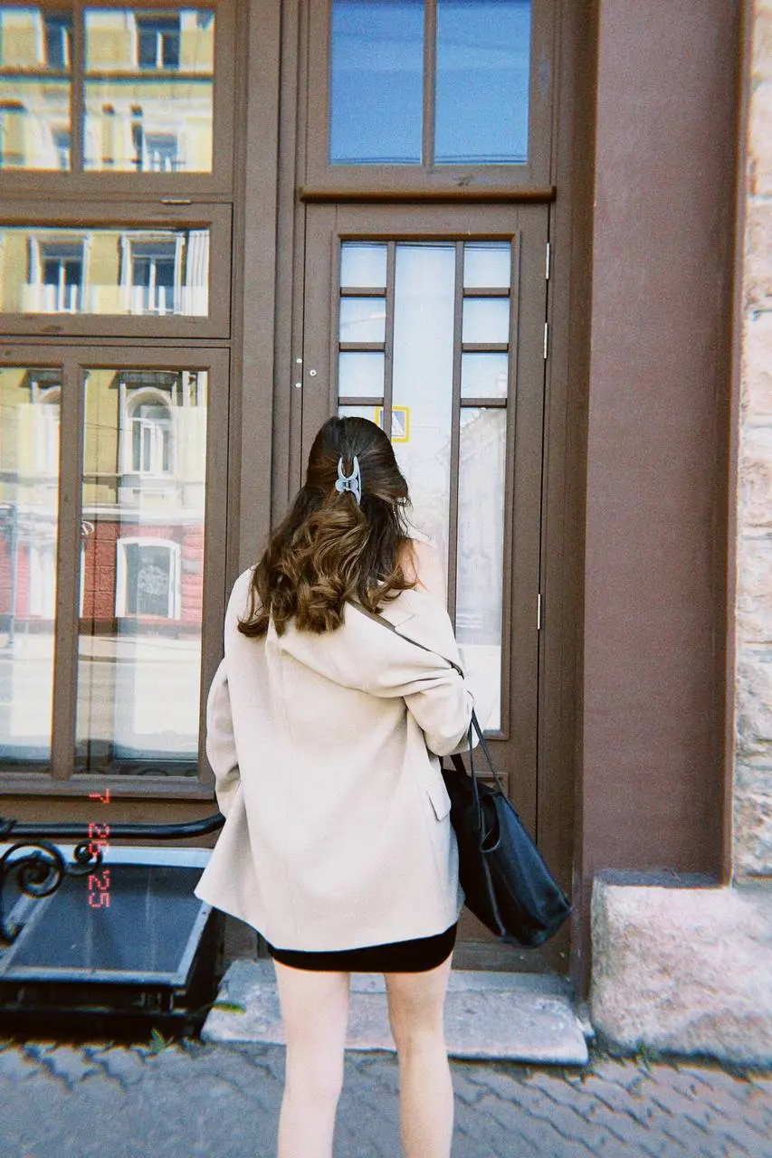 Как сделать фото в стиле пленки за 1 минуту? 📸
Нам понадобится только приложение Dazz Cam
🎞️Нажав в приложении на значок камеры снизу справа, можно поменять камеру, тем самым поменять эффект
Можно дел... | Сетка — социальная сеть от hh.ru