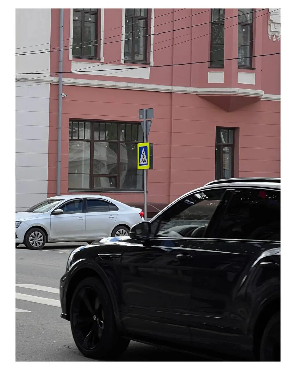 📍РУБРИКА «ЧТО Я ВИЖУ, А ЧТО Я БЕРУ В КАДР»
Эстетика кадра во многом зависит от ракурса! Поэтому подготовила примеры для тренировки насмотренности🩷 | Сетка — социальная сеть от hh.ru
