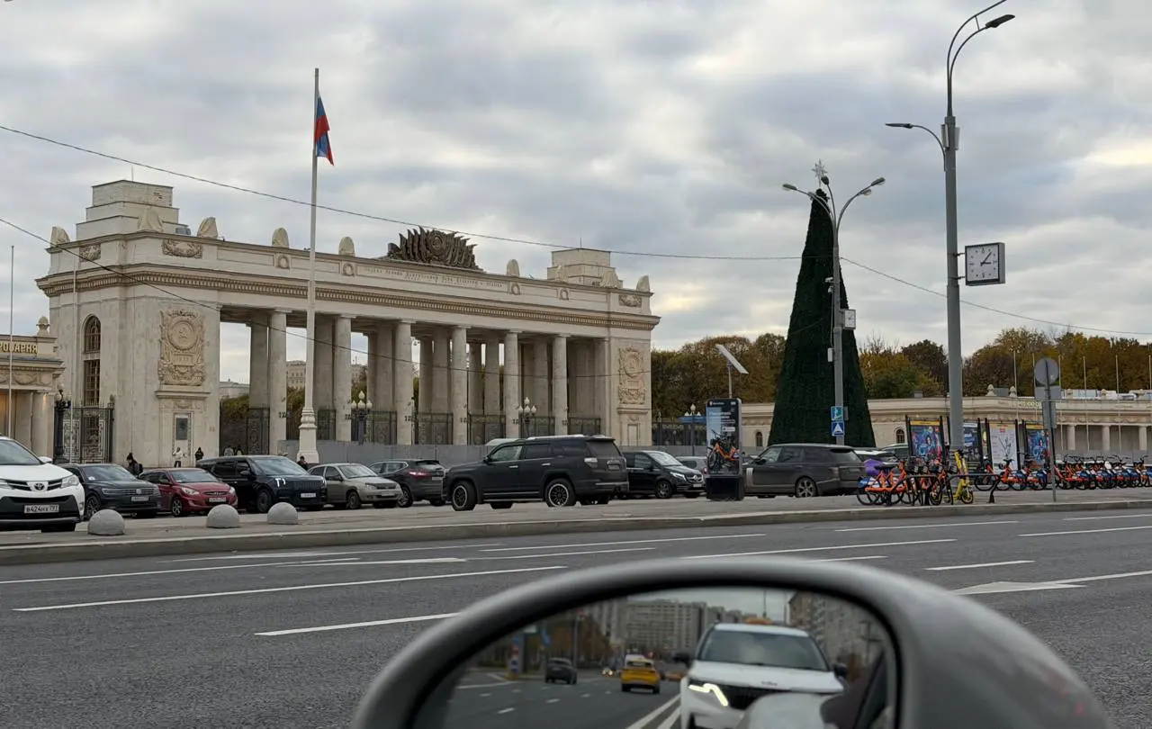С наступающим! У Парка Горького уже поставили новогодний зеленый конус ;) В целом, я не против, но 20-е числа октября совсем не ассоциируются у меня с кристмасом.
НОВОСТИ | Сетка — социальная сеть от hh.ru
