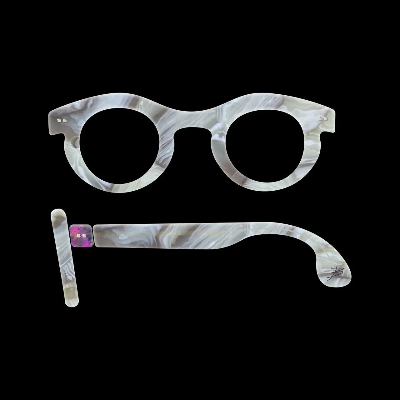 Показываю первые эскизы)
Пока что в таком формате, но скоро будет 3d рендер
Пока ресерчил тему упаковки и наполнения, открыл целый мир афигенных работ. От тряпочек для линз до самих коробок | Сетка — социальная сеть от hh.ru
