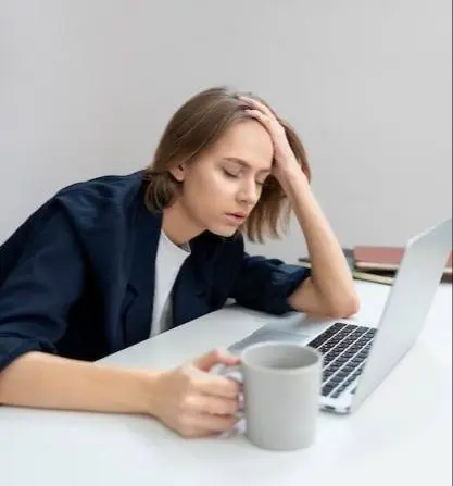 Мне легче промолчать, чем объяснять
А ведь в этот момент происходит незаметное, но очень важное: вы сдаёте сами себя.
Внутри всё может сжиматься от несогласия, но вы просто киваете | Сетка — социальная сеть от hh.ru